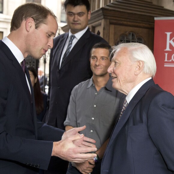 Le prince William saluant Sir David Attenborough devant Yao Ming, son allié au sein de United for Wildlife, et Bear Grylls le 19 octobre 2015 au King's College de Londres. Le duc de Cambridge y a prononcé un discours enregistré pour l'émission chinoise Let's Talk sur CCTV1 à propos du combat contre le commerce illégal des espèces menacées qui provoque la mort de 20 000 éléphants par an et verra, à ce rythme, leur extinction ainsi que celles des rhinocéros d'ici 25 ans.