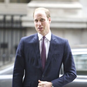 Le prince William le 19 octobre 2015 au King's College de Londres. Le duc de Cambridge y a prononcé un discours enregistré pour l'émission chinoise Let's Talk sur CCTV1 à propos du combat contre le commerce illégal des espèces menacées qui provoque la mort de 20 000 éléphants par an et verra, à ce rythme, leur extinction ainsi que celles des rhinocéros d'ici 25 ans.