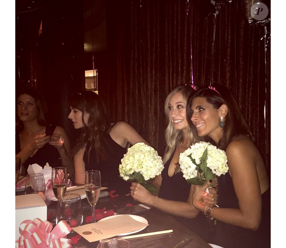 Jamie-Lynn Sigler et ses convives ont dîné au restaurant Nobu lors de son enterrement de vie de jeune fille à Las Vegas / photo postée sur le compte Instagram de Lance Bass.