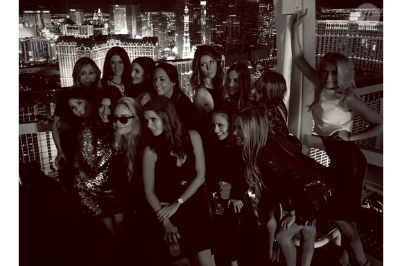 Jamie-Lynn Sigler et ses amis sont montés tout en haut de la grande roue The High Roller lors de son enterrement de vie de jeune fille à Las Vegas / photo postée sur le compte Instagram de Lance Bass.