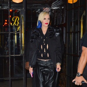 Gwen Stefani, avec une nouvelle couleur de cheveux, à la sortie de son hôtel The Bowery à New York, le 18 octobre 2015