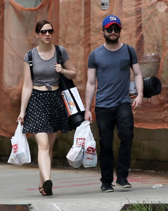 Daniel Radcliffe et sa compagne Erin Darke sont allés acheter des tapis de yoga et d'autres articles dans un magasin de sport Modell Sports à New York, le 2 juillet 2015