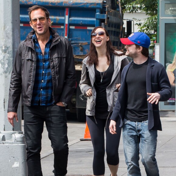 Daniel Radcliffe et sa compagne Erin Darke se promènent avec Will Arnett à New York, le 5 juin 2015.