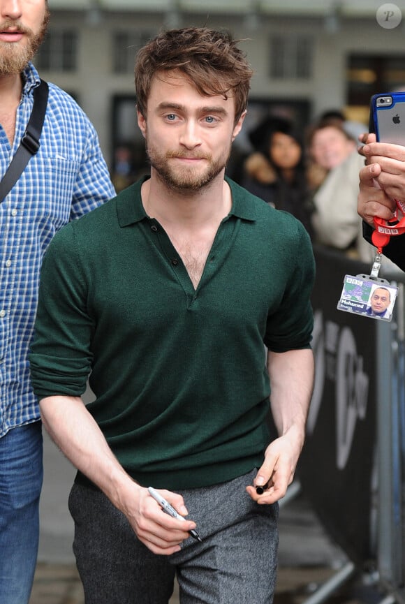 Daniel Radcliffe signe des autoraphes à ses fans devant les studios de la Radio 1 à Londres, le 21 octobre 2014.