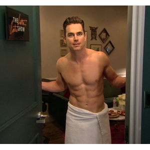 Matt Bomer torse-nu sur le plateau de l'émission de James Corden