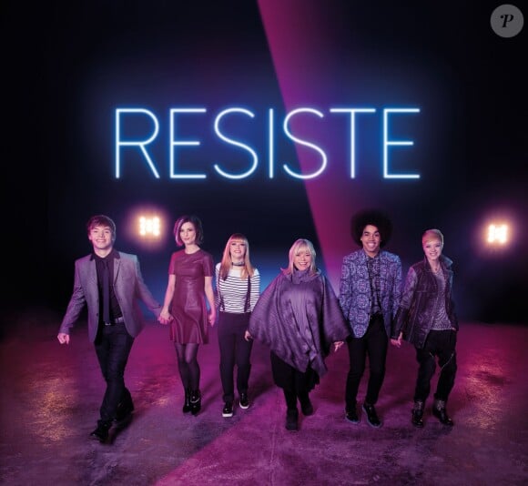France Gall et la troupe de la comédie musicale "Résiste", spectacle France Gall et Bruck Dawit. Chansons de Michel Berger. À partir du 4 novembre 2015 au Palais des Sports de Paris puis en tournée.