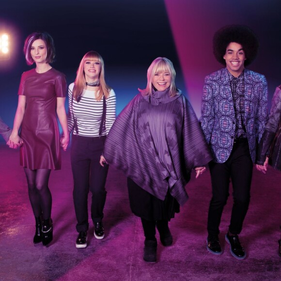 France Gall et la troupe de la comédie musicale "Résiste", spectacle France Gall et Bruck Dawit. Chansons de Michel Berger. À partir du 4 novembre 2015 au Palais des Sports de Paris puis en tournée.