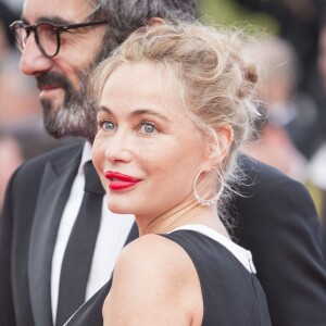 Emmanuelle Béart - Montée des marches du film "La Tête Haute" pour l'ouverture du 68e Festival du film de Cannes le 13 mai 2015