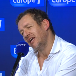 Dany Boon se moque de sa fille de 5 ans au micro de Nikos Aliagas pour Sortez du cadre du Europe 1. (capture d'écran)