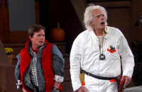 Michael J. Fox et Christopher Lloyd dans les costumes de Marty McFly et Doc Brown pour le véritable Retour vers le Futur lors du Jimmy Kimmel Live le 21 octobre 2015.