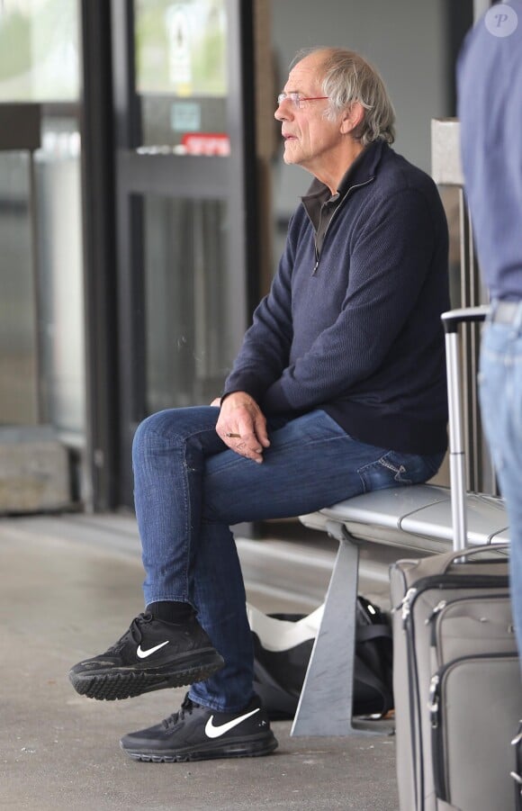 Christopher Lloyd ("Retour vers le futur") fume une drôle de cigarette à l'aéroport de LAX à Los Angeles, le 10 novembre 2014.