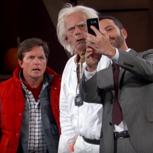 Marty McFly et Doc Brown prennent un selfie avec Jimmy Kimmel le 21 octobre 2015. (capture d'écran)