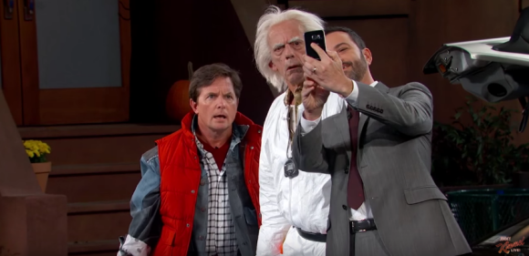 Marty McFly et Doc Brown prennent un selfie avec Jimmy Kimmel le 21 octobre 2015. (capture d'écran)