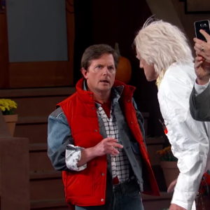 Michael J. Fox et Christopher Lloyd dans les costumes de Marty McFly et Doc Brown pour le véritable Retour vers le Futur lors du Jimmy Kimmel Live le 21 octobre 2015. (capture d'écran)