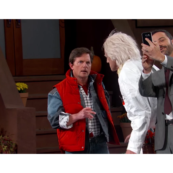 Michael J. Fox et Christopher Lloyd dans les costumes de Marty McFly et Doc Brown pour le véritable Retour vers le Futur lors du Jimmy Kimmel Live le 21 octobre 2015. (capture d'écran)