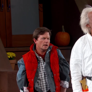 Michael J. Fox et Christopher Lloyd dans les costumes de Marty McFly et Doc Brown pour le véritable Retour vers le Futur lors du Jimmy Kimmel Live le 21 octobre 2015. (capture d'écran)