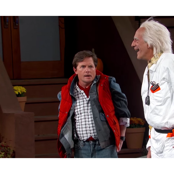 Michael J. Fox et Christopher Lloyd dans les costumes de Marty McFly et Doc Brown pour le véritable Retour vers le Futur lors du Jimmy Kimmel Live le 21 octobre 2015. (capture d'écran)