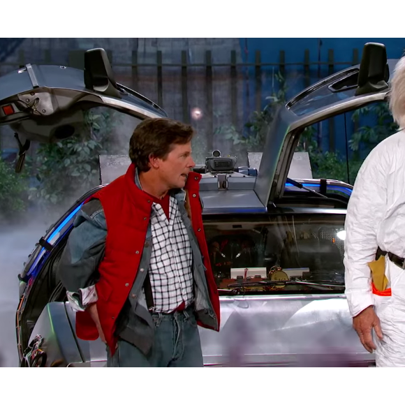 Michael J. Fox et Christopher Lloyd dans les costumes de Marty McFly et Doc Brown pour le véritable Retour vers le Futur lors du Jimmy Kimmel Live le 21 octobre 2015. (capture d'écran)