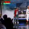 Michael J. Fox et Christopher Lloyd dans les costumes de Marty McFly et Doc Brown pour le véritable Retour vers le Futur lors du Jimmy Kimmel Live le 21 octobre 2015. (capture d'écran)