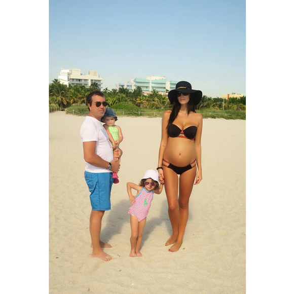 Arnaud Lagardère, Jade Foret et leurs deux filles profitent d'une sortie à la plage, en octobre 2015.