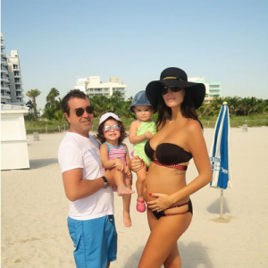 Arnaud Lagardère, Jade Foret et leurs deux filles profitent d'une sortie à la plage, en octobre 2015.