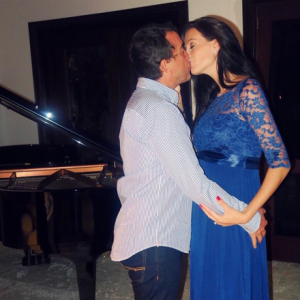 Arnaud Lagardère et Jade Foret, fous d'amour, en vacances en octobre 2015.