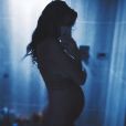 Jade Foret pose nue et enceinte sur fond bleu, le vendredi 9 octobre 2015. Enceinte d'un petit garçon ?