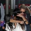 Exclusif - Laeticia Hallyday, très heureuse, retrouve ses filles à l'aéroport à Los Angeles après une longue séparation, le 17 octobre 2015.