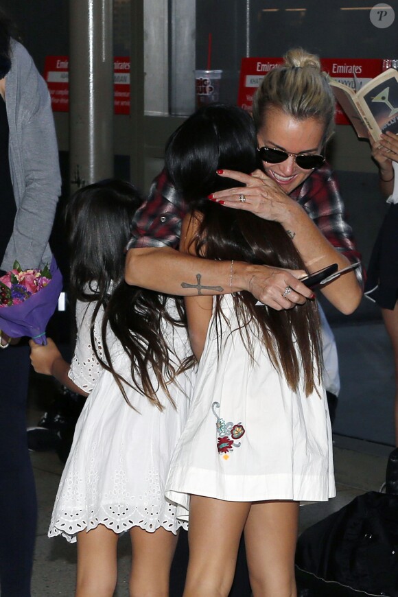 Exclusif - Laeticia Hallyday, très heureuse, retrouve ses filles à l'aéroport à Los Angeles après une longue séparation, le 17 octobre 2015.