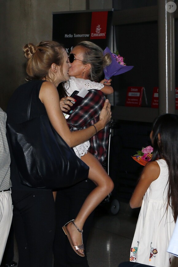Exclusif - Laeticia Hallyday, très heureuse, retrouve ses filles à l'aéroport à Los Angeles après une longue séparation, le 17 octobre 2015.