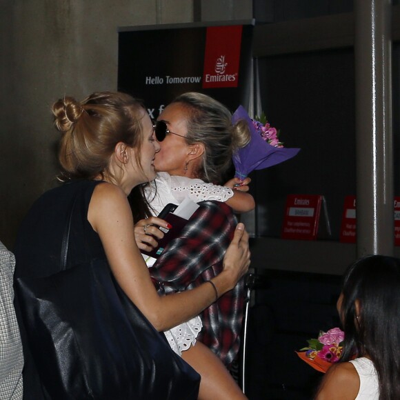 Exclusif - Laeticia Hallyday, très heureuse, retrouve ses filles à l'aéroport à Los Angeles après une longue séparation, le 17 octobre 2015.