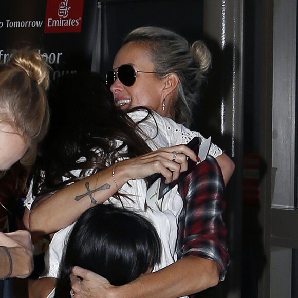 Exclusif - Laeticia Hallyday, très heureuse, retrouve ses filles à l'aéroport à Los Angeles après une longue séparation, le 17 octobre 2015.