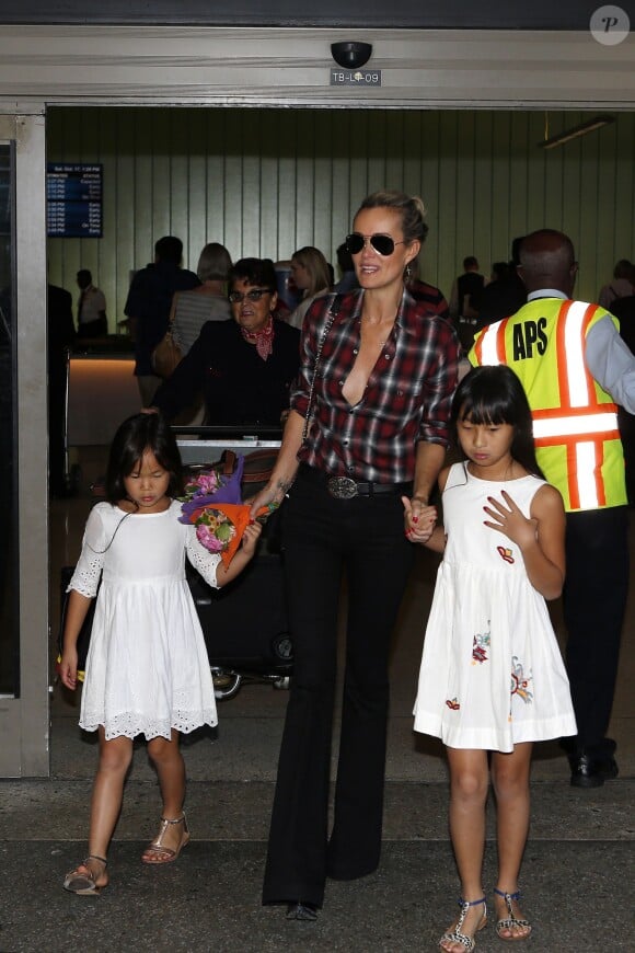 Exclusif - Laeticia Hallyday, très heureuse, retrouve ses filles à l'aéroport à Los Angeles après une longue séparation, le 17 octobre 2015.