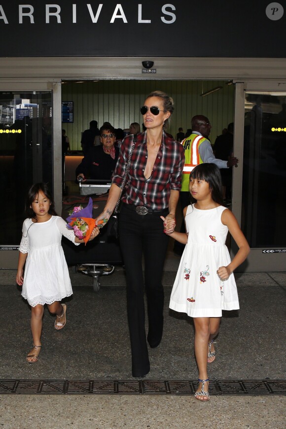 Exclusif - Laeticia Hallyday, très heureuse, retrouve ses filles à l'aéroport à Los Angeles après une longue séparation, le 17 octobre 2015.