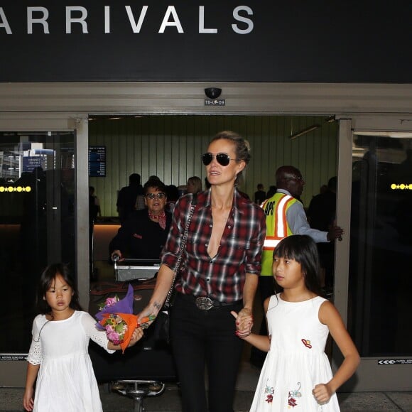 Exclusif - Laeticia Hallyday, très heureuse, retrouve ses filles à l'aéroport à Los Angeles après une longue séparation, le 17 octobre 2015.