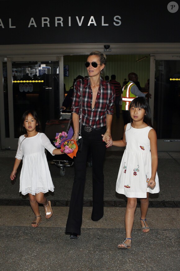 Exclusif - Laeticia Hallyday, très heureuse, retrouve ses filles à l'aéroport à Los Angeles après une longue séparation, le 17 octobre 2015.