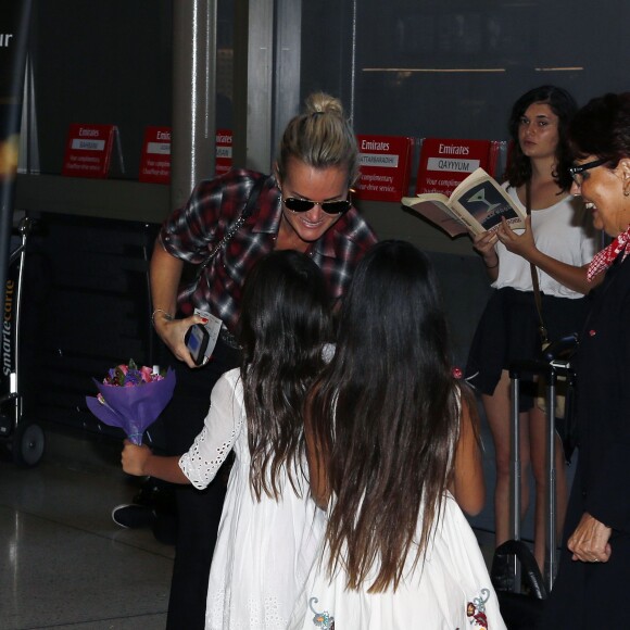 Exclusif - Laeticia Hallyday, très heureuse, retrouve ses filles à l'aéroport à Los Angeles après une longue séparation, le 17 octobre 2015.