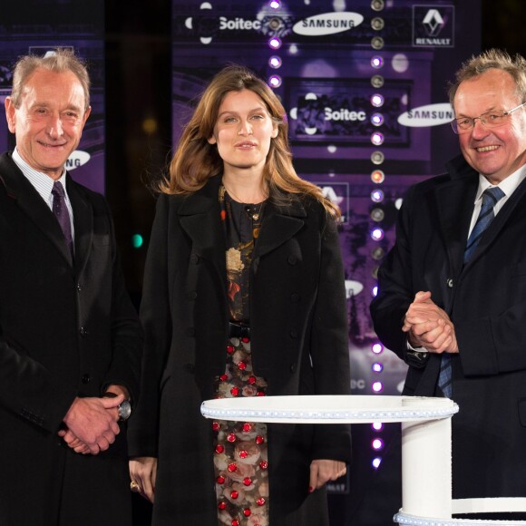 Bertrand Delanoë et Laetitia Casta assurent le coup d'envoi des illuminations sur l'avenue des Champs-Élysées à Paris le 21 novembre 2013.