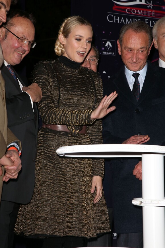 Diane Kruger était enchantée de donner le coup d'envoi des illuminations de Noël des Champs-Élysées 2012-2013 en compagnie du maire de Paris Bertrand Delanoë et d'Anne Hidalgo, première adjointe au maire de Paris. Le 21 novembre 2012.