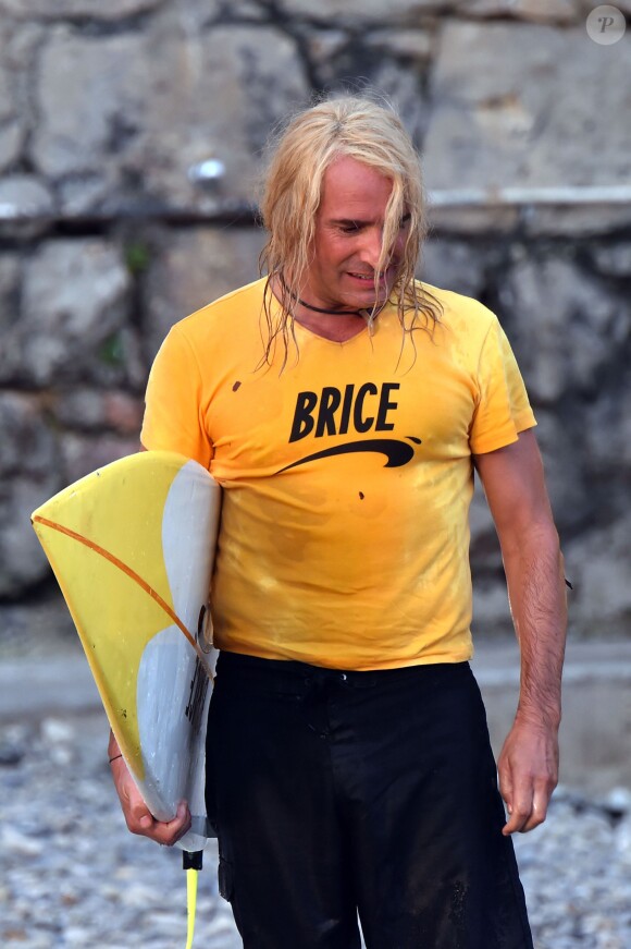 Jean Dujardin sur la plage des bains militaires à Nice pour la première journée de tournage du film "Brice 3 ", sous la direction du réalisateur James Hunt, le 14 septembre 2015.