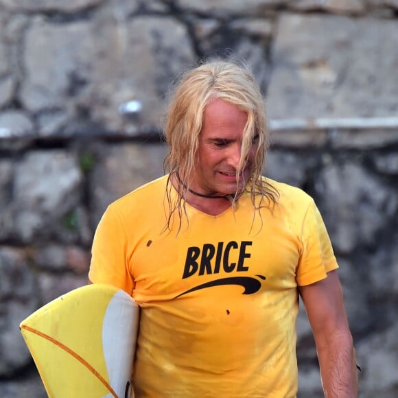 Jean Dujardin sur la plage des bains militaires à Nice pour la première journée de tournage du film "Brice 3 ", sous la direction du réalisateur James Hunt, le 14 septembre 2015.