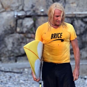 Jean Dujardin sur la plage des bains militaires à Nice pour la première journée de tournage du film "Brice 3 ", sous la direction du réalisateur James Hunt, le 14 septembre 2015.