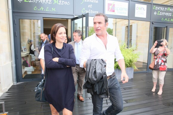 Jean Dujardin et sa compagne Nathalie Péchalat (enceinte) à l'inauguration du cinéma communal Jean Dujardin à Lesparre-Médoc, le 27 juin 2015.