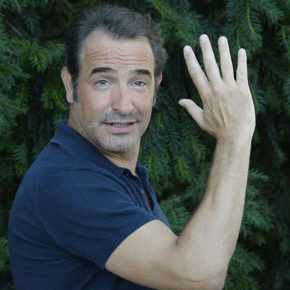 Jean Dujardin au photocall du film "Un + une" lors du 8e Festival du Film Francophone d'Angoulême, le 29 août 2015.