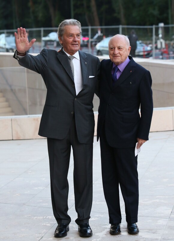 Alain Delon et Pierre Bergé - Inauguration de la Fondation Louis Vuitton à Paris le 20 octobre 2014.
