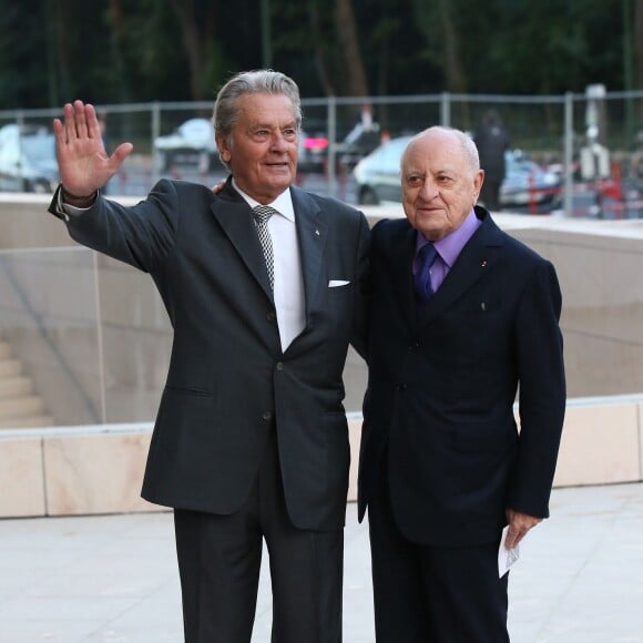 Alain Delon et Pierre Bergé - Inauguration de la Fondation Louis Vuitton à Paris le 20 octobre 2014.