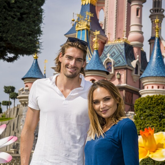 Camille Lacourt et son épouse Valérie Bègue à Disneyland Paris à Marne-la-Vallée, le 12 avril 2015