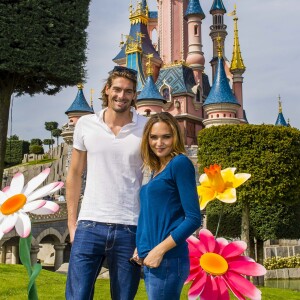 Camille Lacourt et son épouse Valérie Bègue à Disneyland Paris à Marne-la-Vallée, le 12 avril 2015