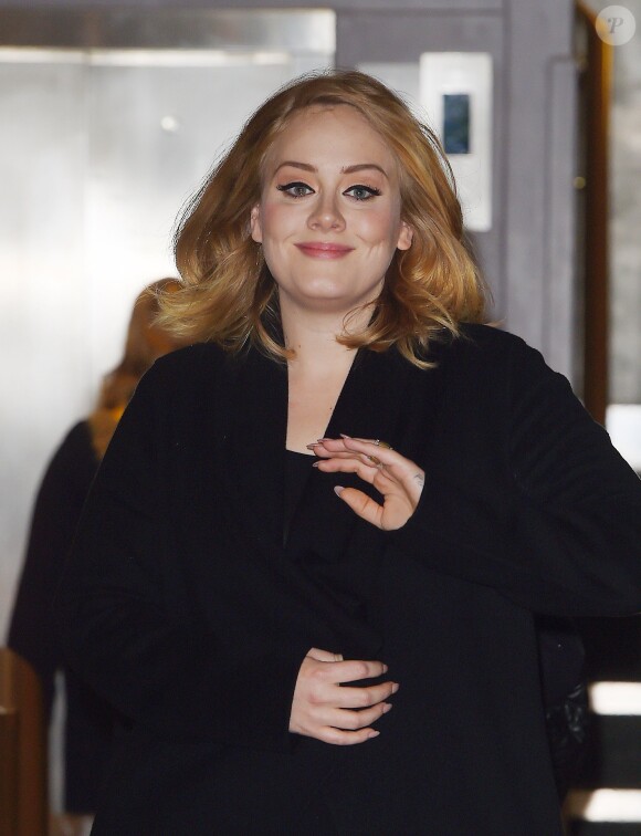 Adele quitte les locaux de BBC Radio 2, à Londres, le 23 octobre 2015