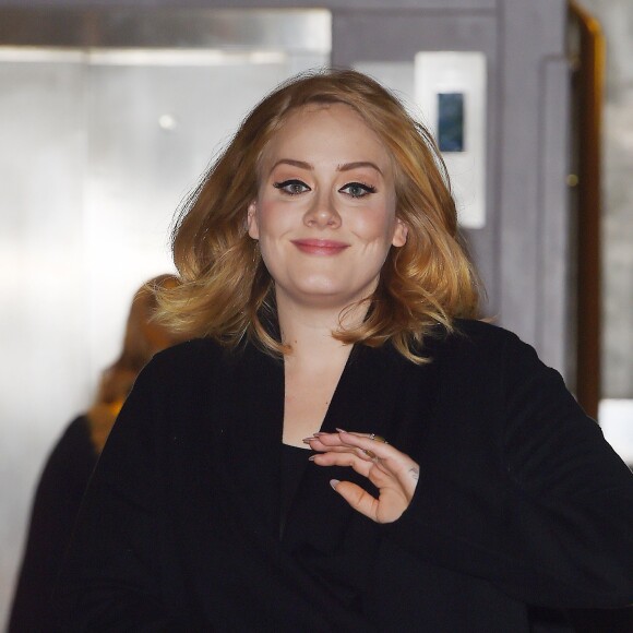 Adele quitte les locaux de BBC Radio 2, à Londres, le 23 octobre 2015